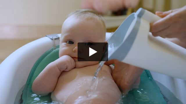 Cómo darle un baño de inmersión a su bebé