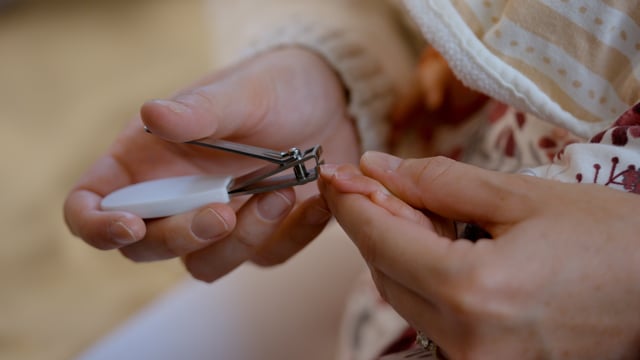 Cómo cortarles las uñas a los bebés