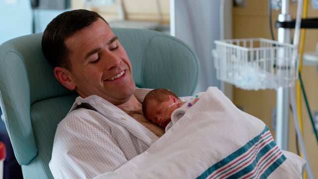 Cómo hacer el contacto piel con piel con un recién nacido