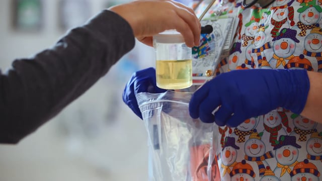 Hacer un análisis de orina