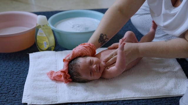 How to Give Your Newborn a Sponge Bath