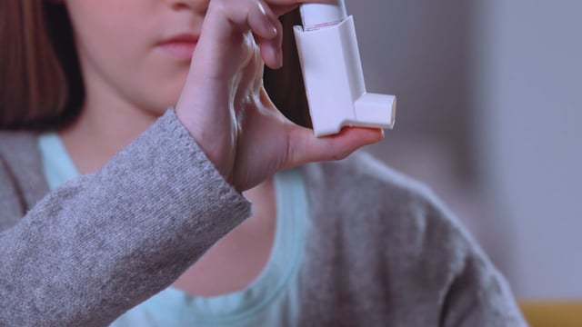 Learn step-by-step how to use an inhaler without a spacer for asthma.